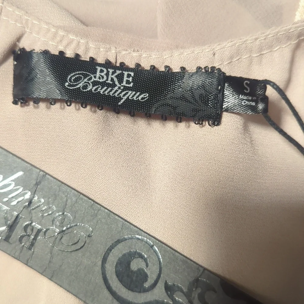✨5/$25✨ NWT BKE Boutique embroidered chiffon blouse - Picture 6 of 10
